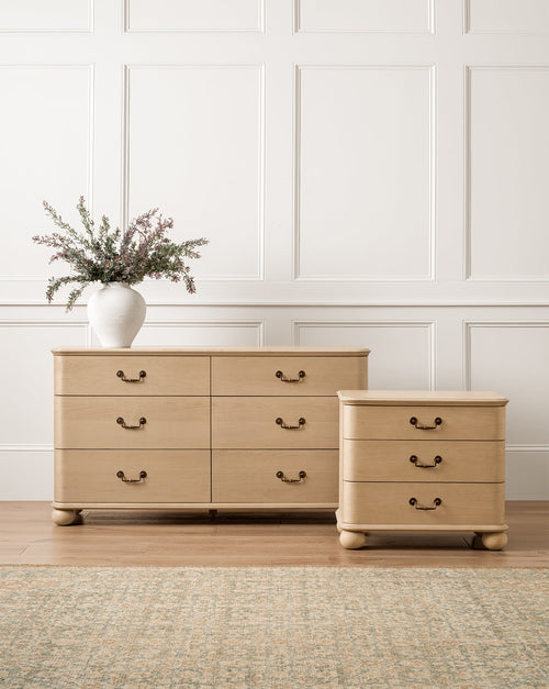 Commode classique en bois clair avec quincaillerie en laiton et pieds boules pour chambre à coucher