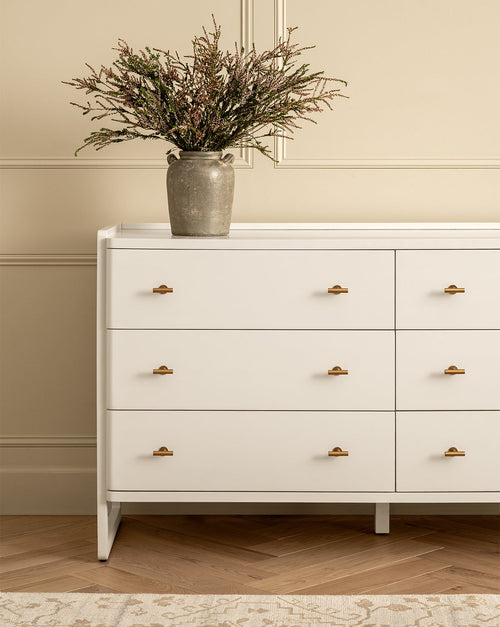 Commode classique peinte avec poignées en laiton et trois tiroirs spacieux pour chambre à coucher