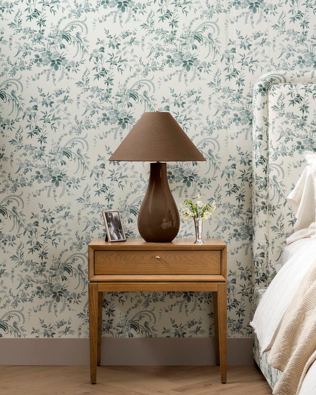 Classic Solid Oak Nightstand with Full-Extension Drawer for Bedroom