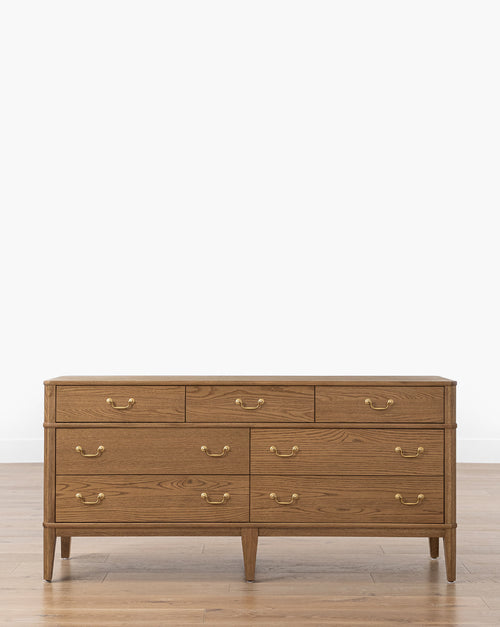 Commode classique en placage chêne miel avec poignées tombantes pour chambre à coucher