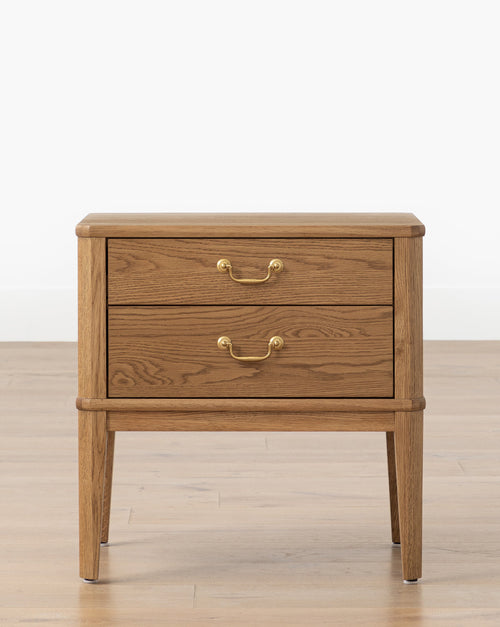 Table de chevet classique en placage chêne miel avec poignées tombantes et tiroirs à fermeture douce pour chambre à coucher