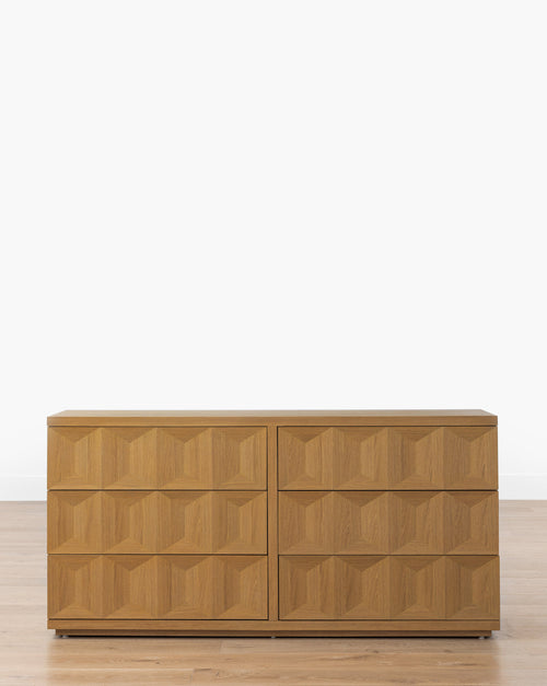 Commode en chêne blanc artisanal avec motifs géométriques et rangements spacieux pour chambre à coucher