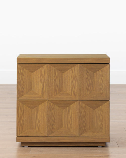 Table de chevet artisanale en chêne blanc avec motifs géométriques et grand rangement pour la chambre à coucher