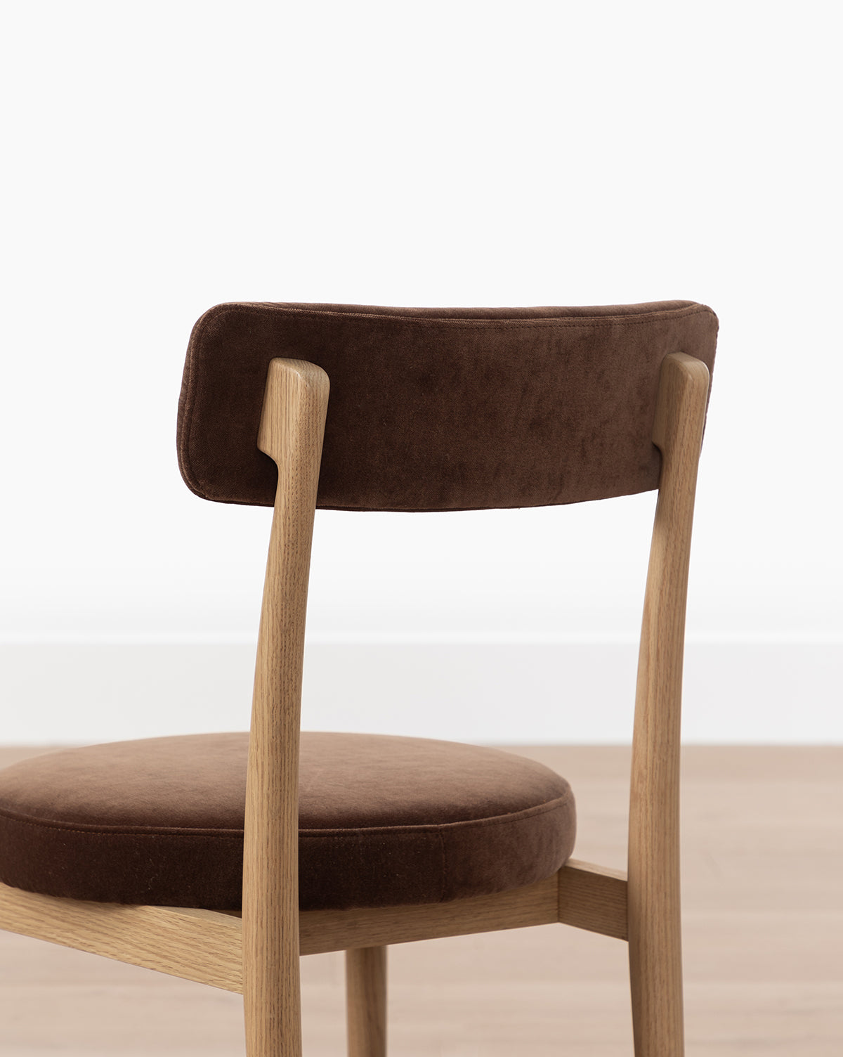 Scandinavian White Oak Dining Chair with Curved Ball Foot & Round Seat for Dining Room