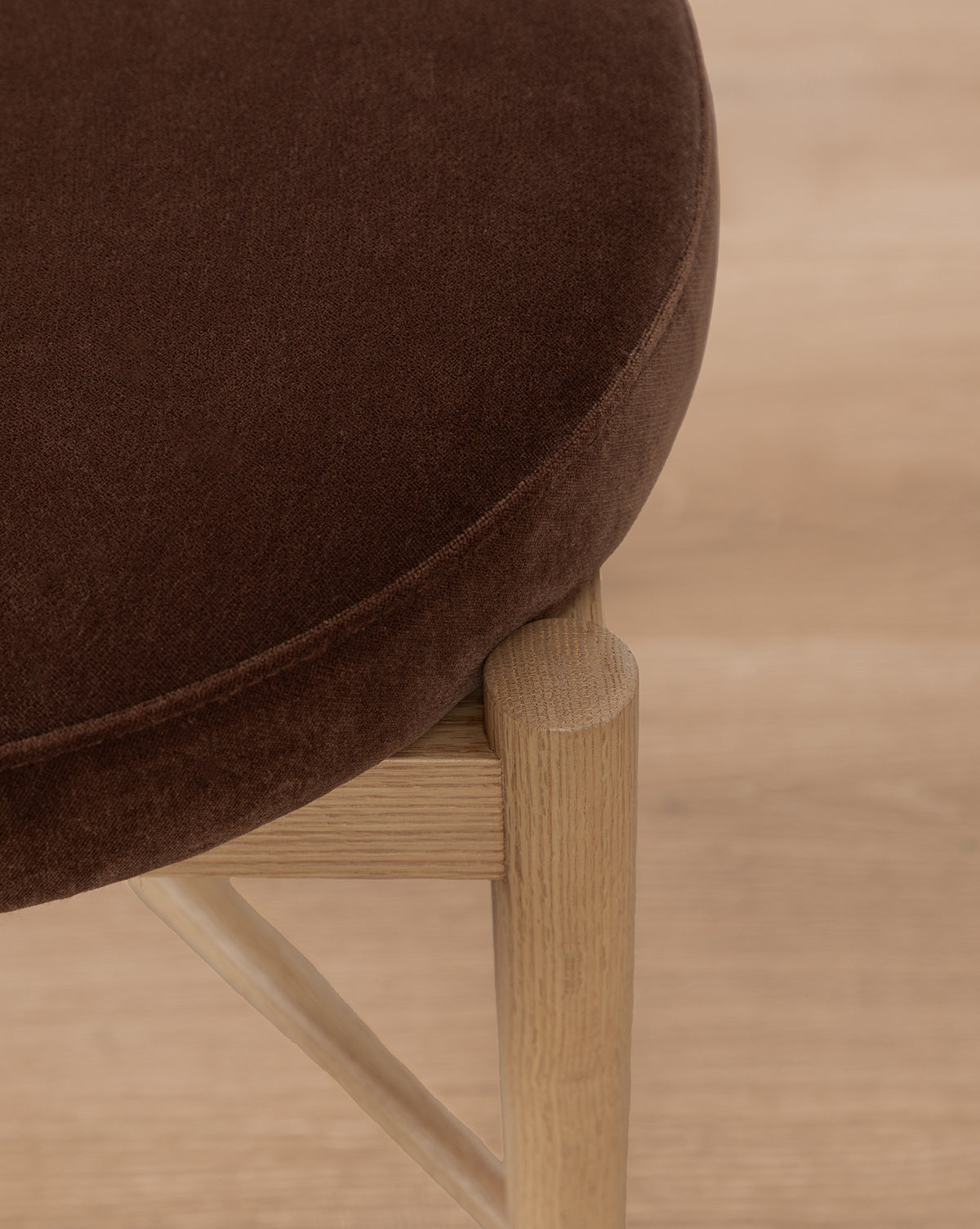 Scandinavian White Oak Dining Chair with Curved Ball Foot & Round Seat for Dining Room