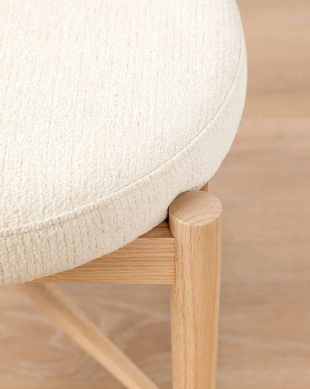 Scandinavian White Oak Dining Chair with Curved Ball Foot & Round Seat for Dining Room