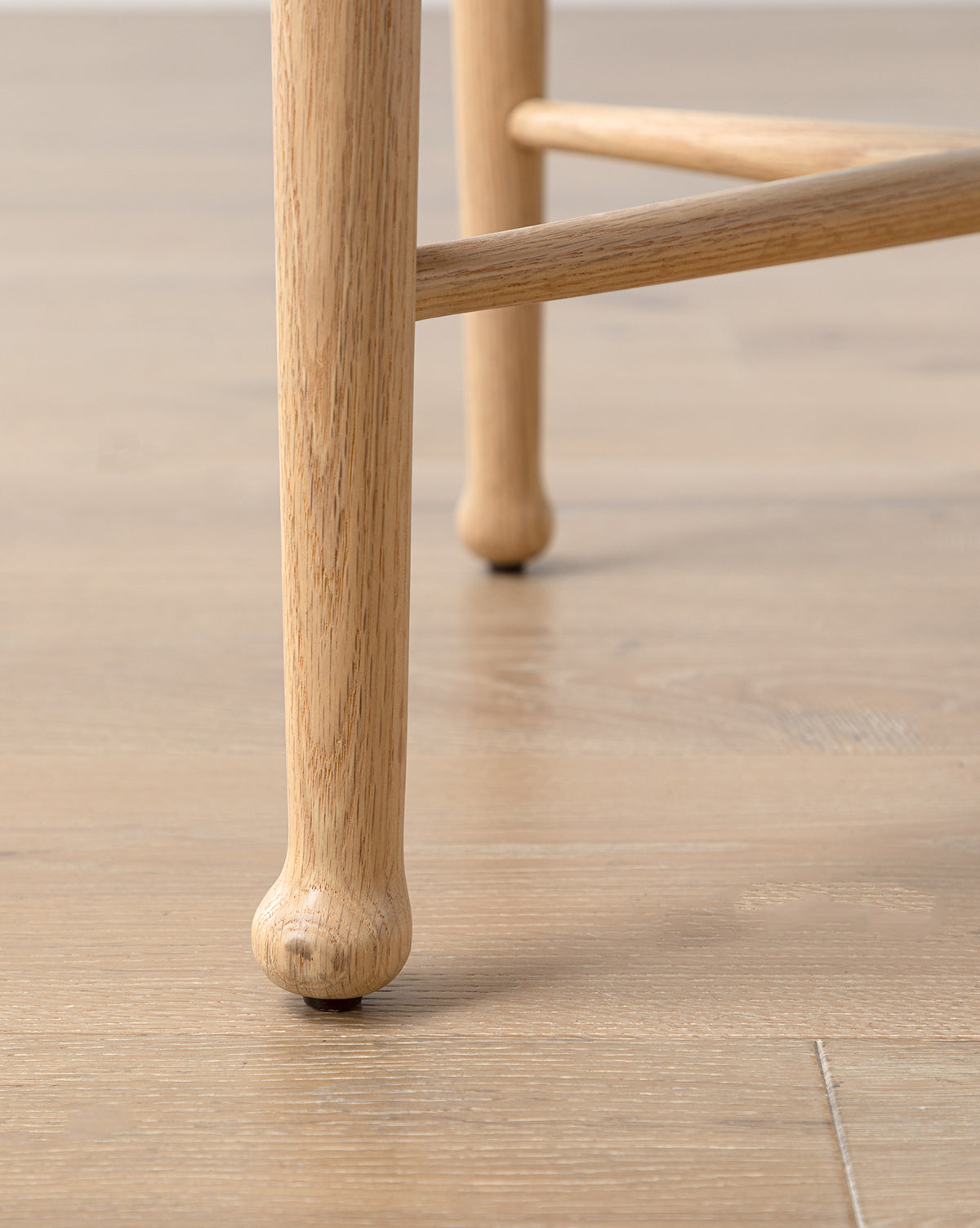 Scandinavian White Oak Dining Chair with Curved Ball Foot & Round Seat for Dining Room