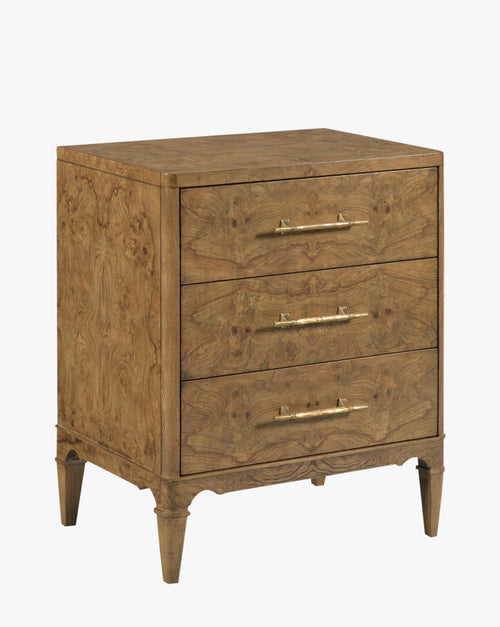Table de chevet en frêne olivier madré de style artisanal avec quincaillerie en laiton et pieds fuselés pour chambre à coucher