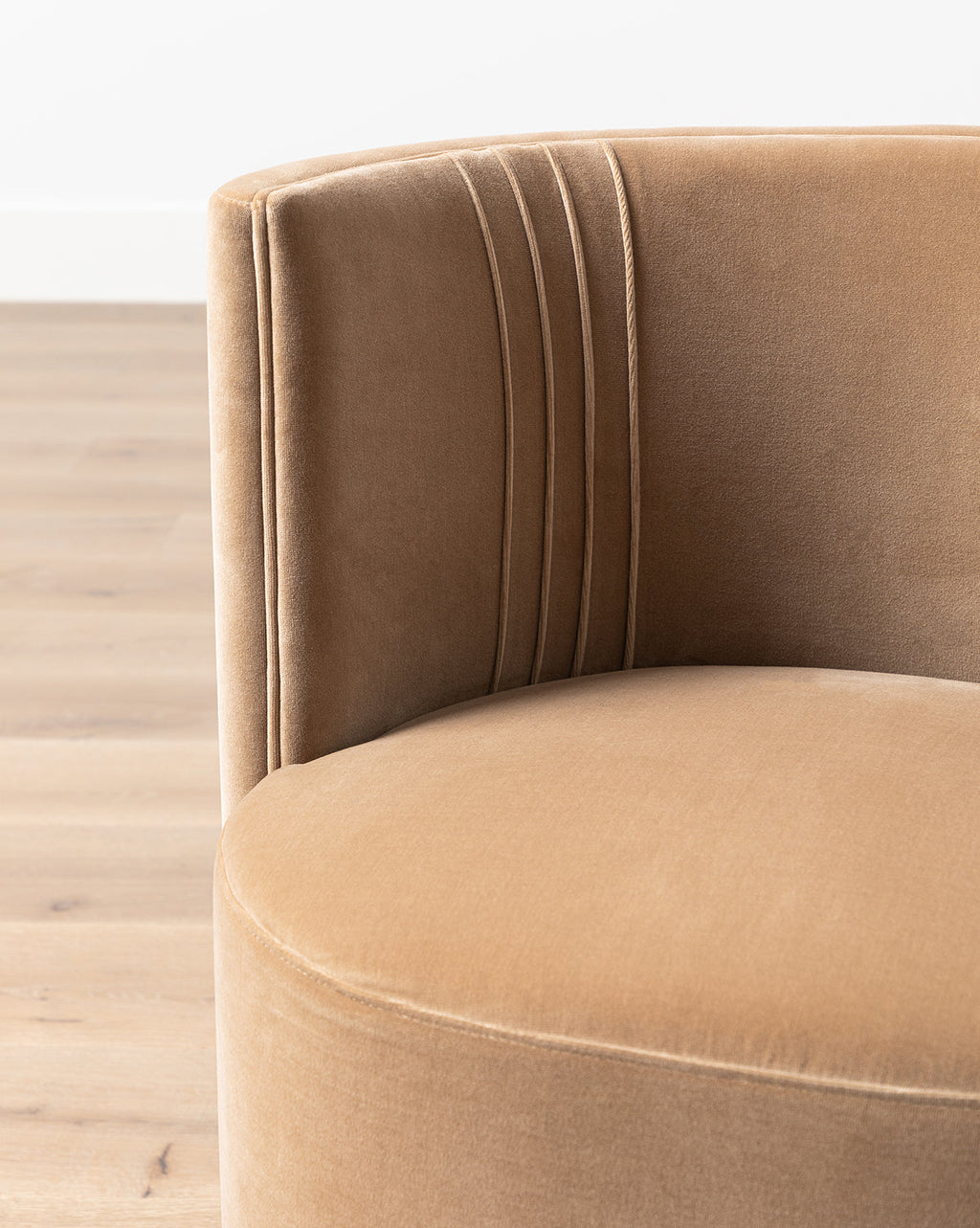 Glam Velvet Dining Chair with Barrel Back & Round Form for Dining Room