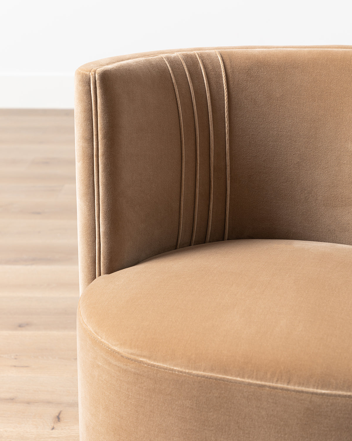 Glam Velvet Dining Chair with Barrel Back & Round Form for Dining Room