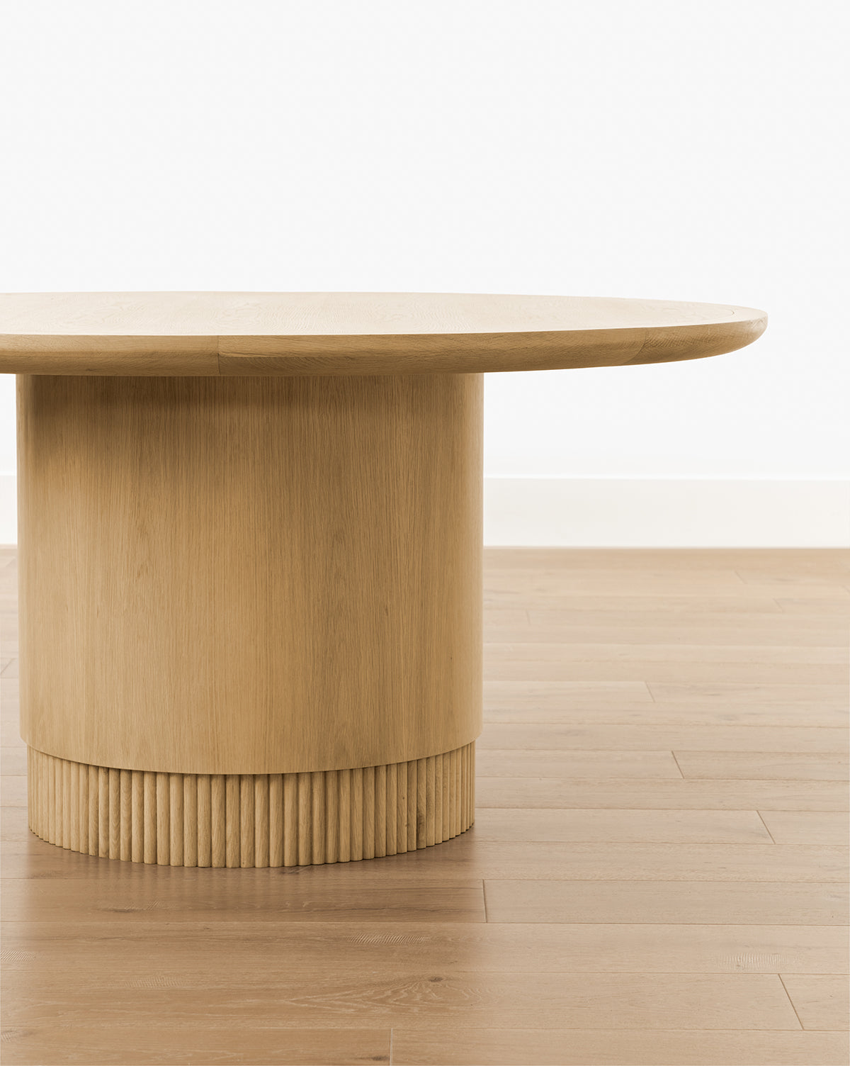 Heritage Oak Round Dining Table with Reeded Base, Seats 4-6 for Dining Room