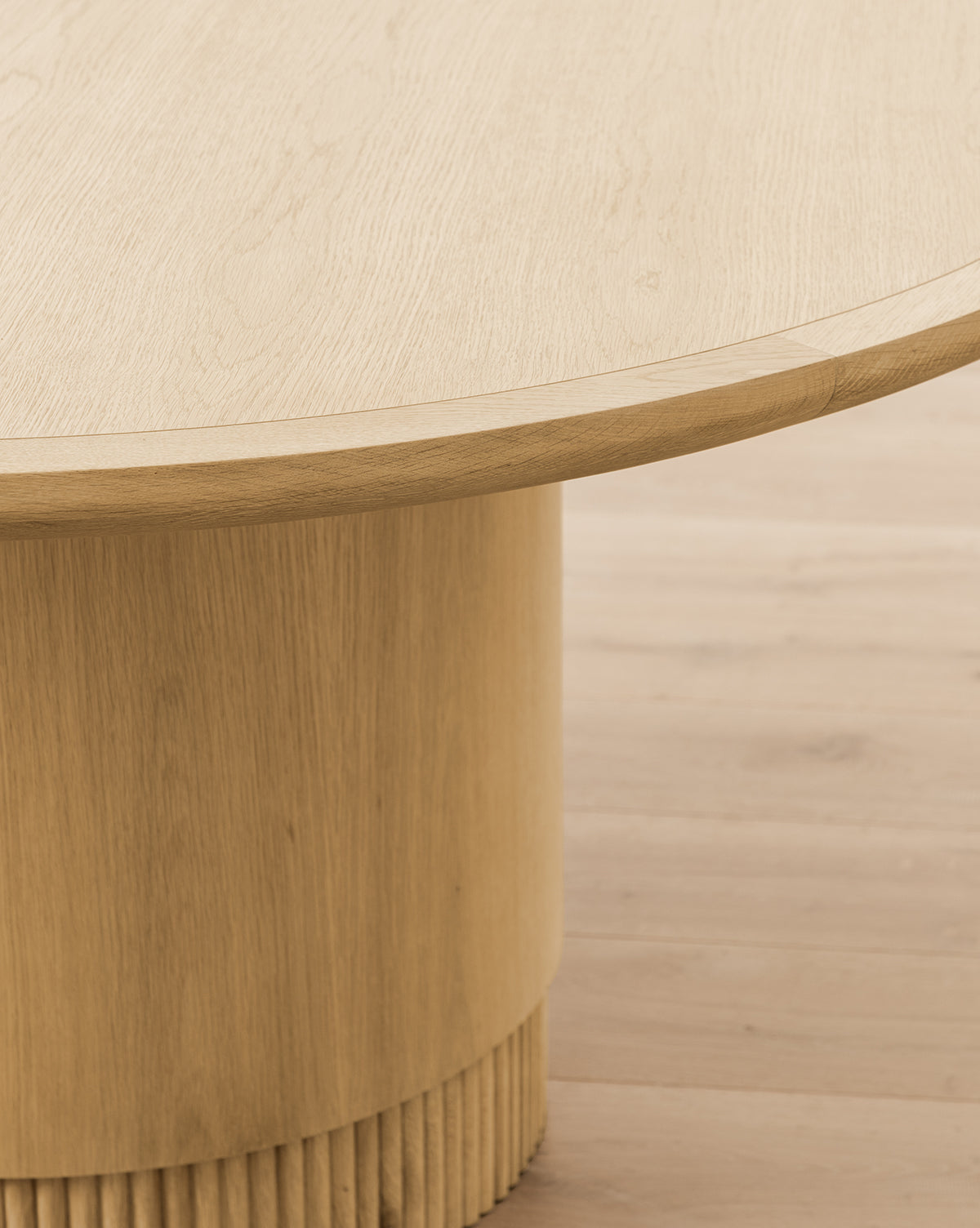 Heritage Oak Round Dining Table with Reeded Base, Seats 4-6 for Dining Room