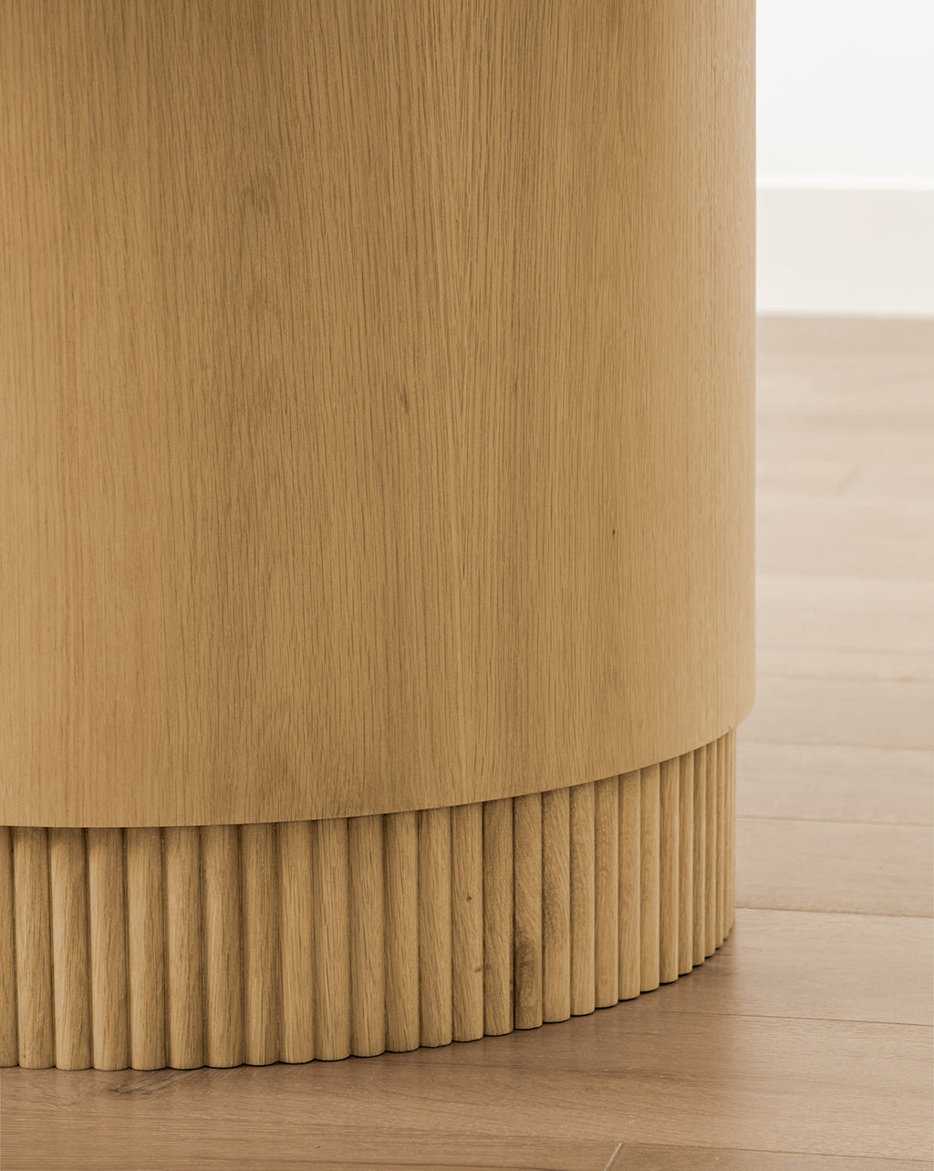 Heritage Oak Round Dining Table with Reeded Base, Seats 4-6 for Dining Room