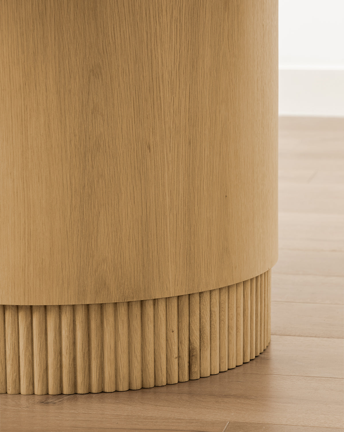 Heritage Oak Round Dining Table with Reeded Base, Seats 4-6 for Dining Room