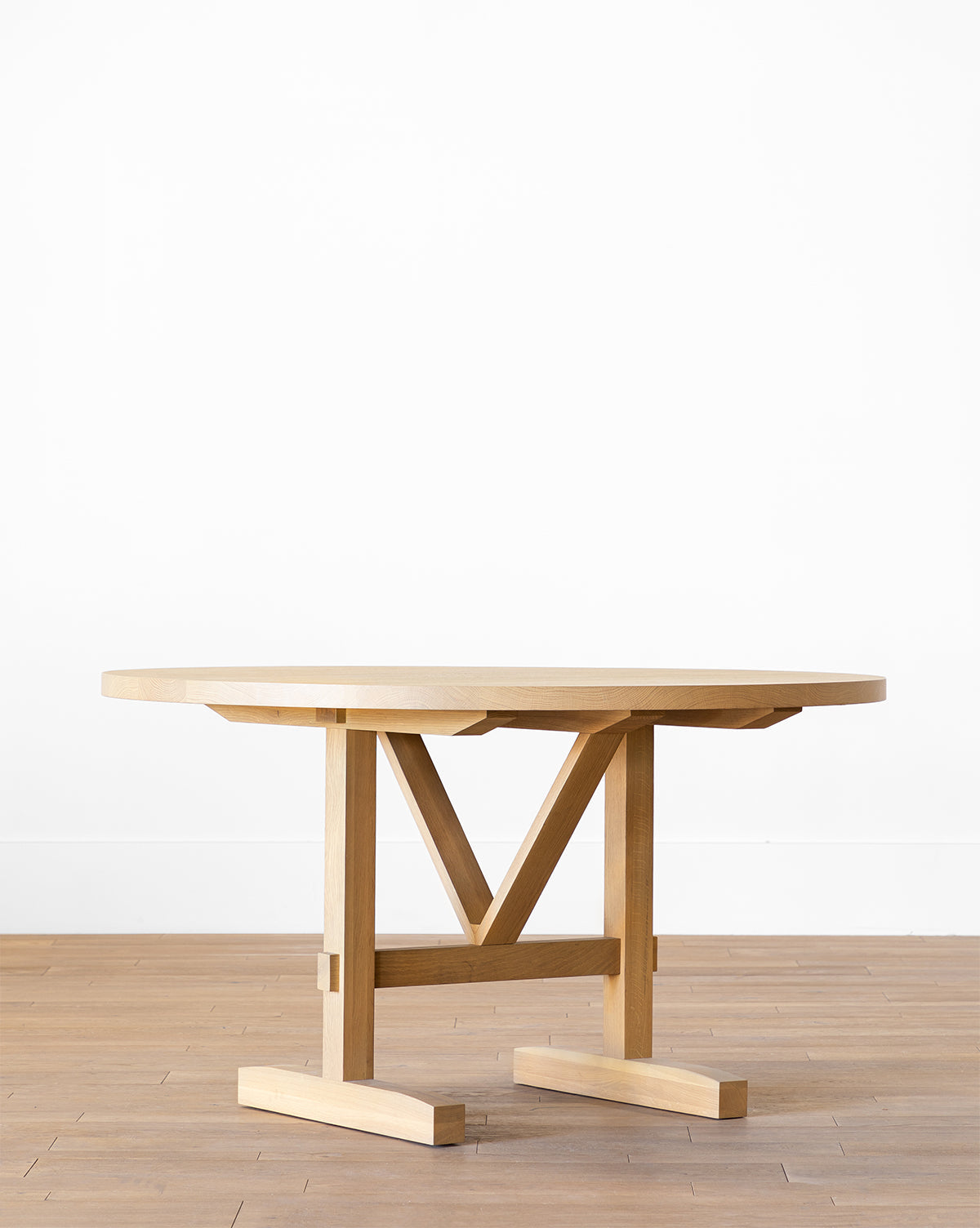 Minimalist Kiln-Dried White Oak Round Dining Table with Mortise & Tenon Joinery for Dining Room