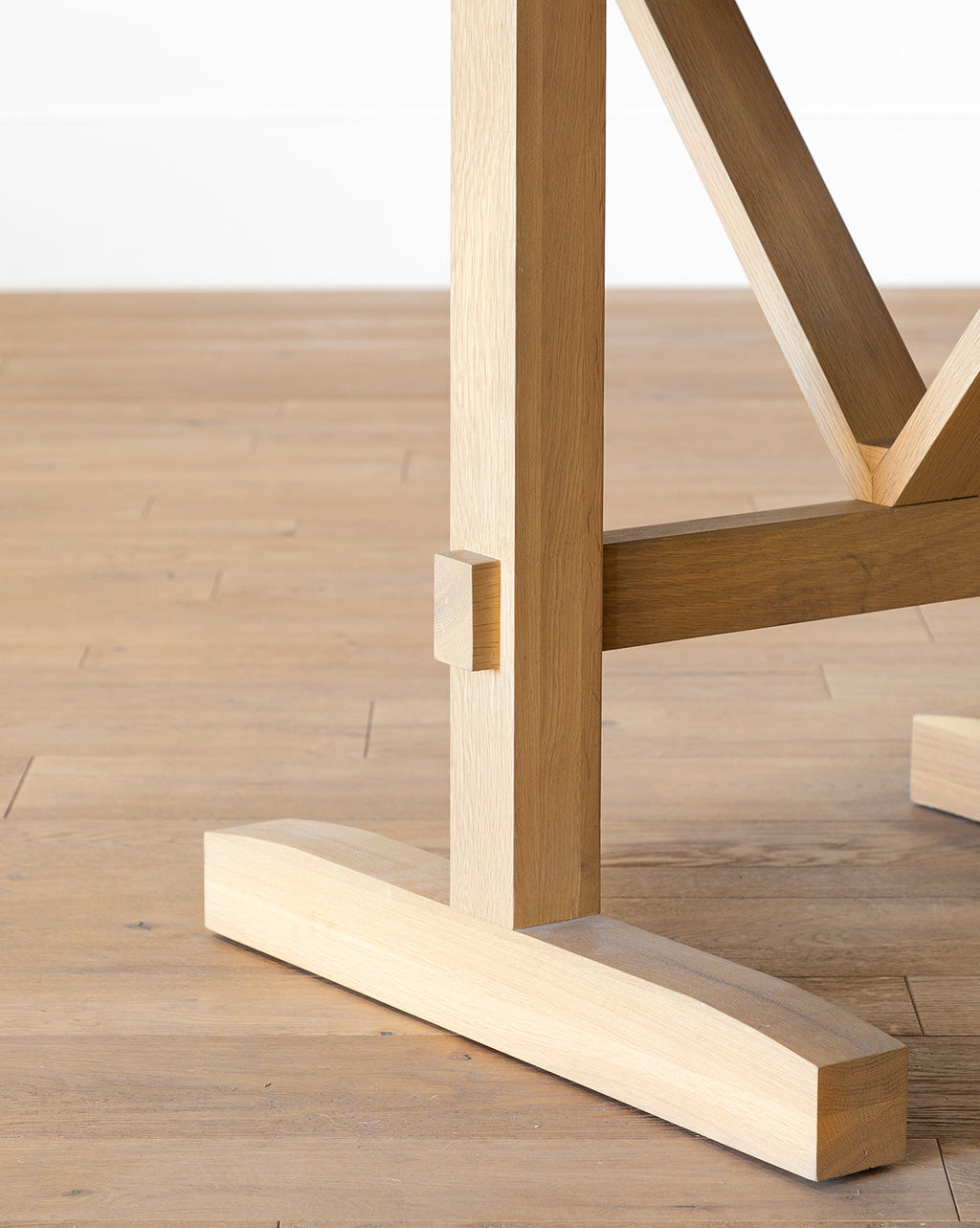 Minimalist Kiln-Dried White Oak Round Dining Table with Mortise & Tenon Joinery for Dining Room