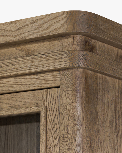 Meuble classique en chêne miel avec portes vitrées et tiroirs généreux pour le salon