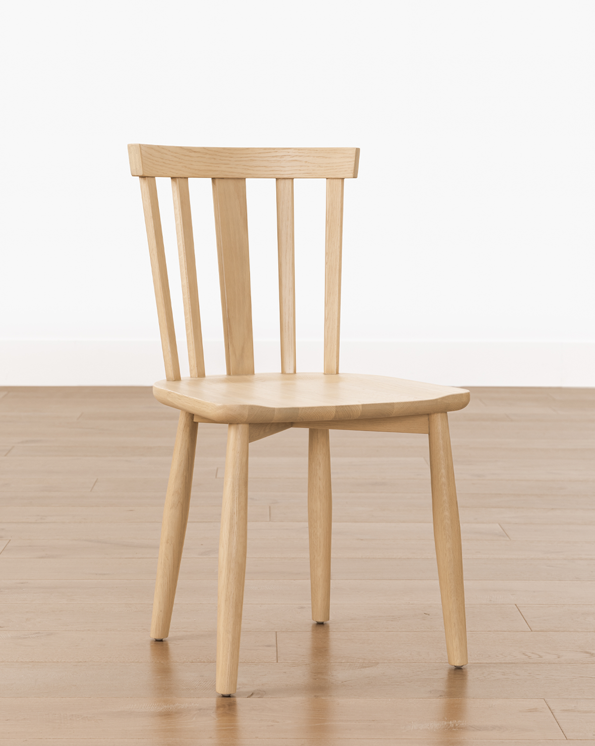 Classic Solid Wood Dining Chair with Curved Backrest & Tapered Legs for Dining Room