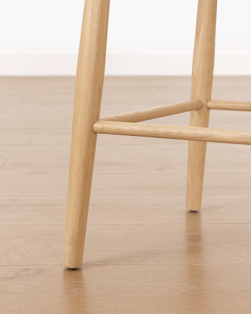 Classic Solid Wood Dining Chair with Curved Backrest & Tapered Legs for Dining Room