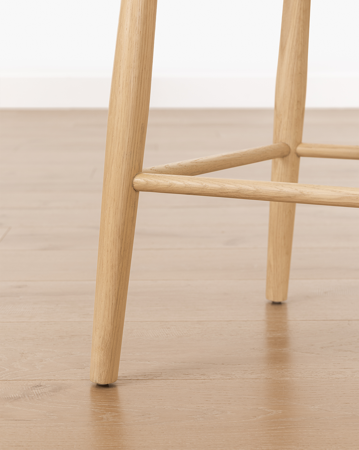 Classic Solid Wood Dining Chair with Curved Backrest & Tapered Legs for Dining Room