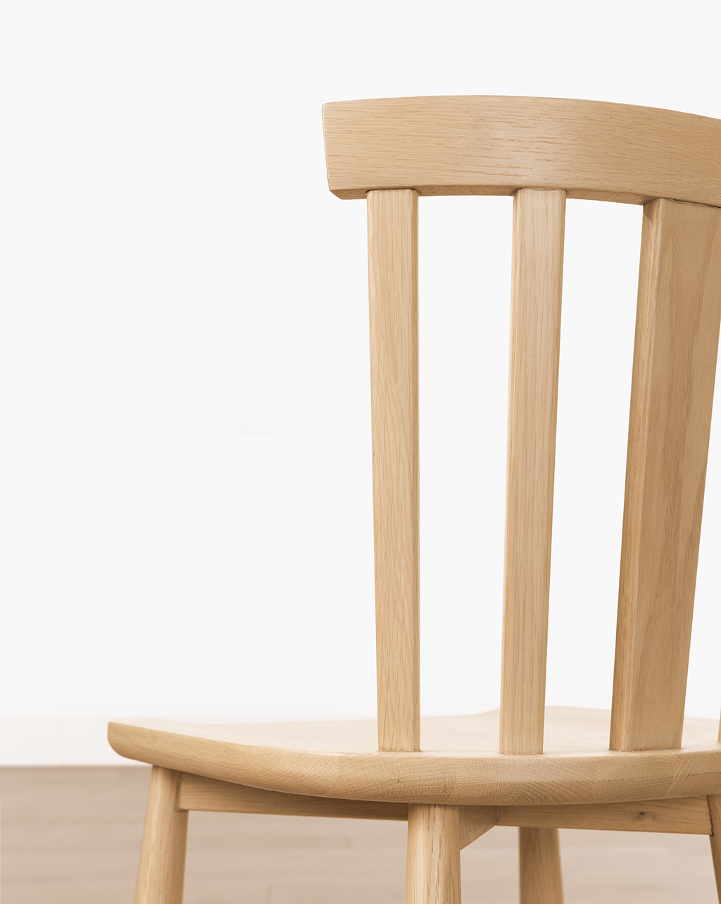 Classic Solid Wood Dining Chair with Curved Backrest & Tapered Legs for Dining Room