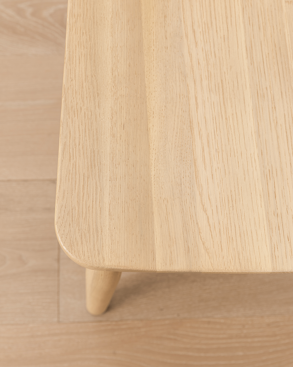 Classic Solid Wood Dining Chair with Curved Backrest & Tapered Legs for Dining Room