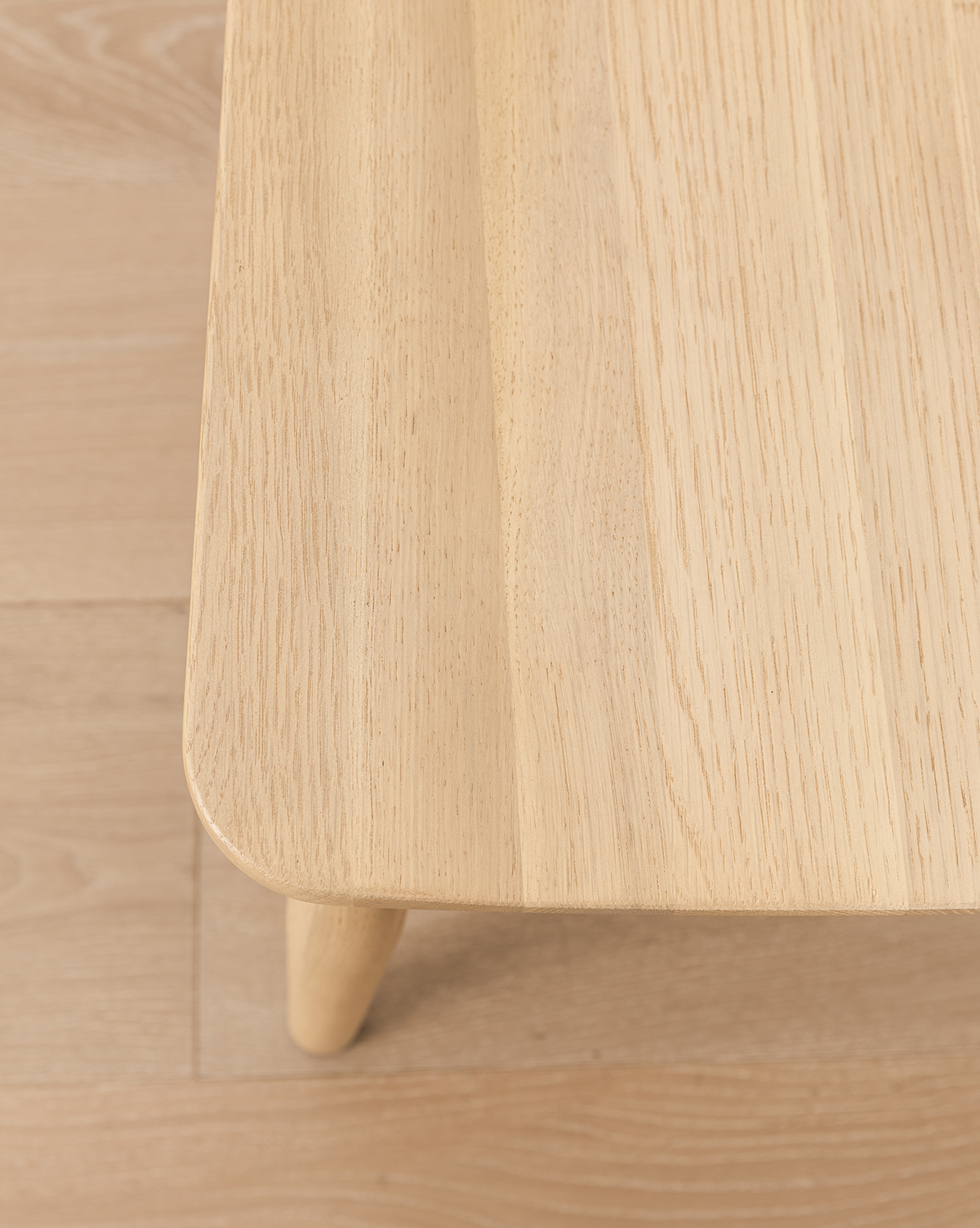 Classic Solid Wood Dining Chair with Curved Backrest & Tapered Legs for Dining Room