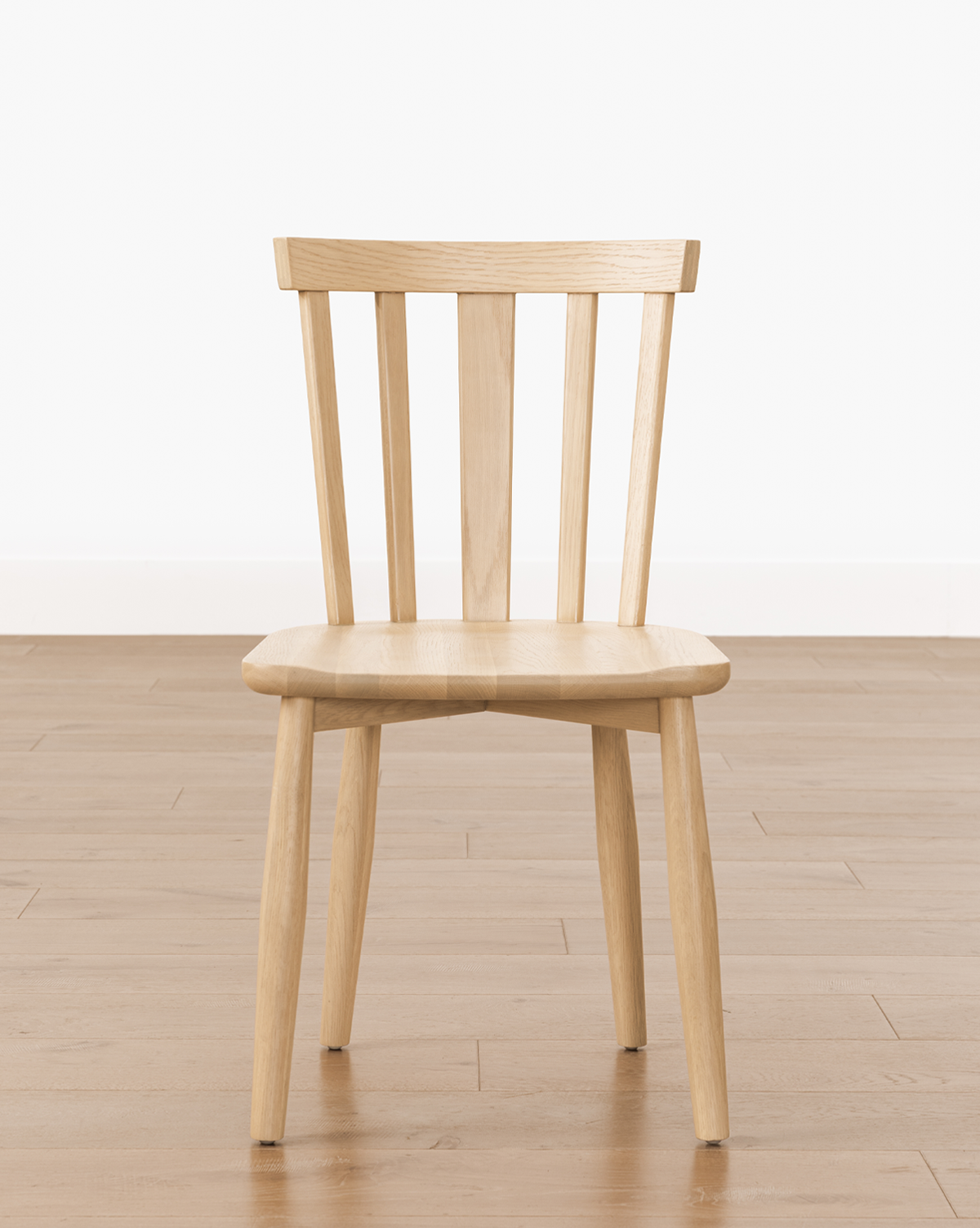 Classic Solid Wood Dining Chair with Curved Backrest & Tapered Legs for Dining Room