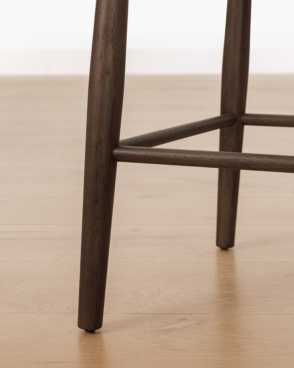 Classic Solid Wood Dining Chair with Curved Backrest & Tapered Legs for Dining Room
