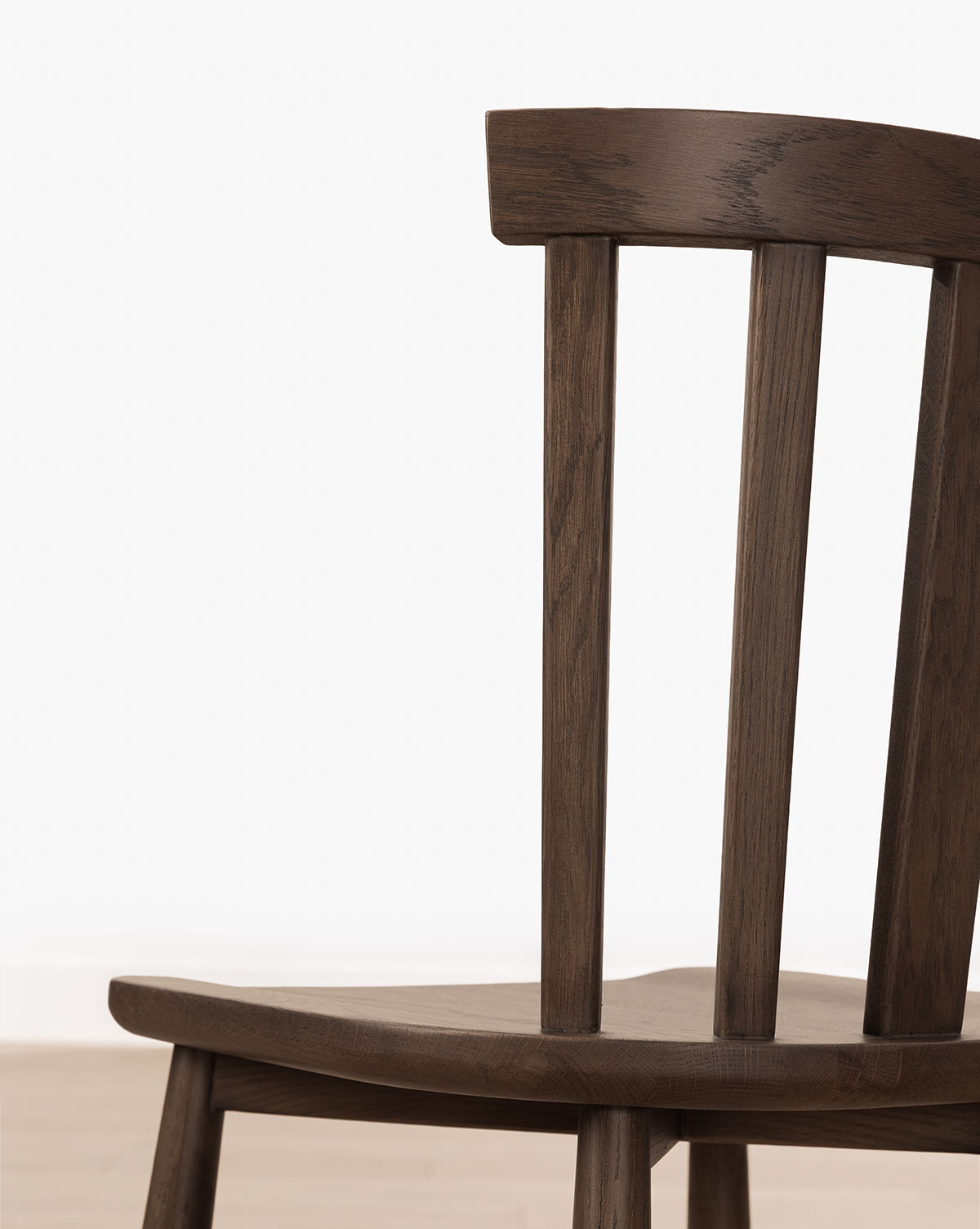 Classic Solid Wood Dining Chair with Curved Backrest & Tapered Legs for Dining Room