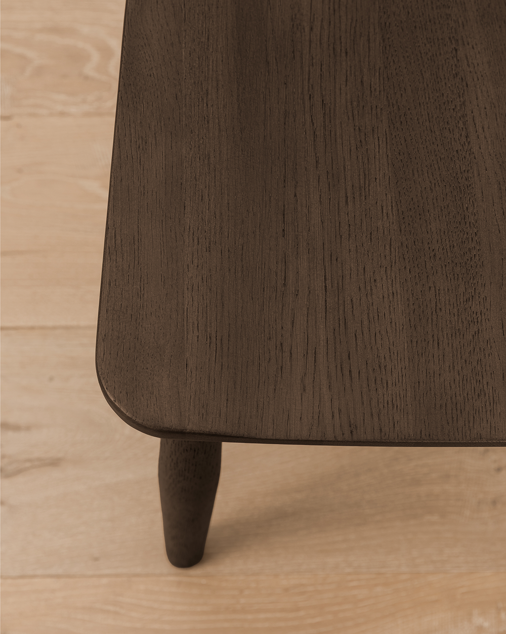Classic Solid Wood Dining Chair with Curved Backrest & Tapered Legs for Dining Room