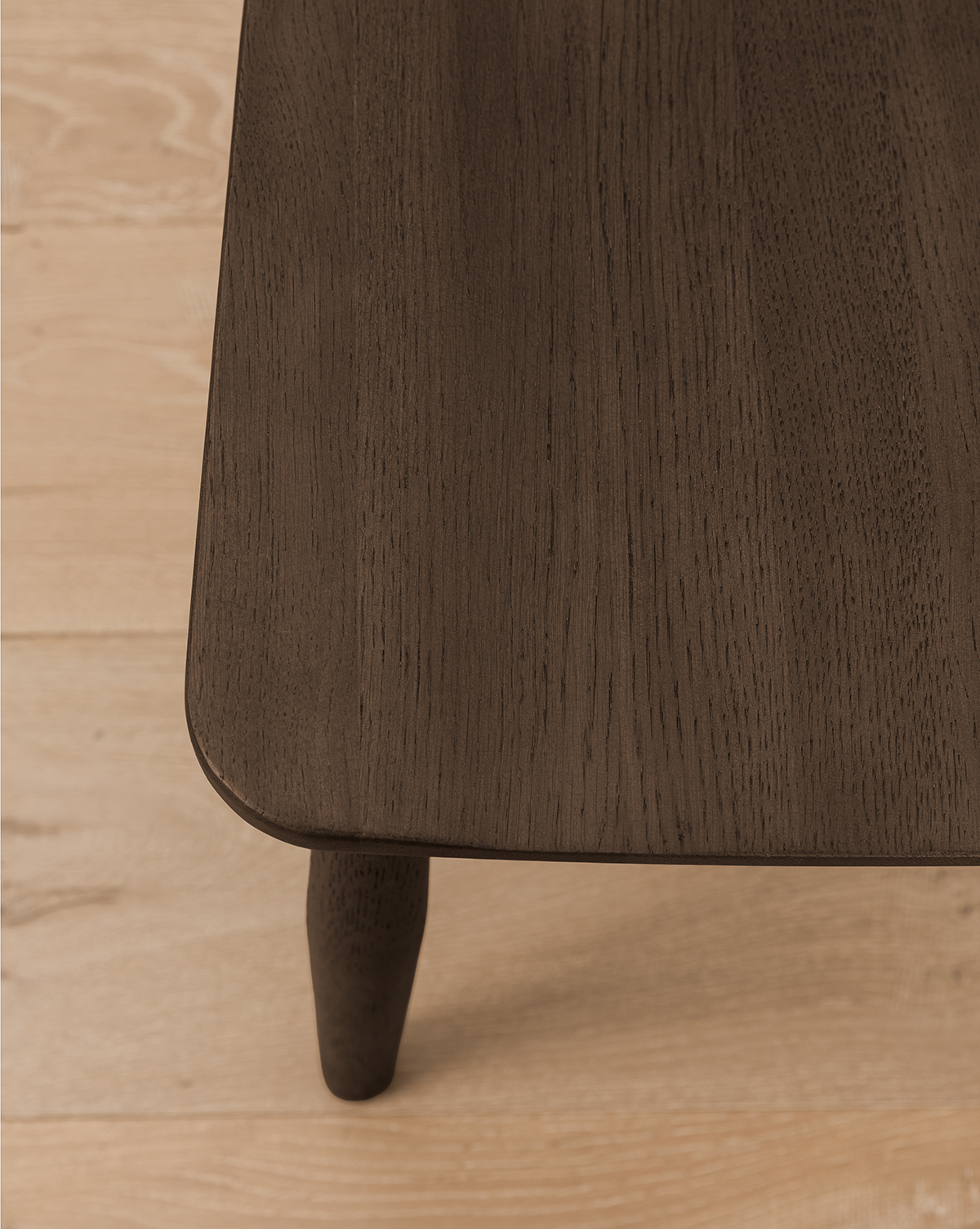 Classic Solid Wood Dining Chair with Curved Backrest & Tapered Legs for Dining Room