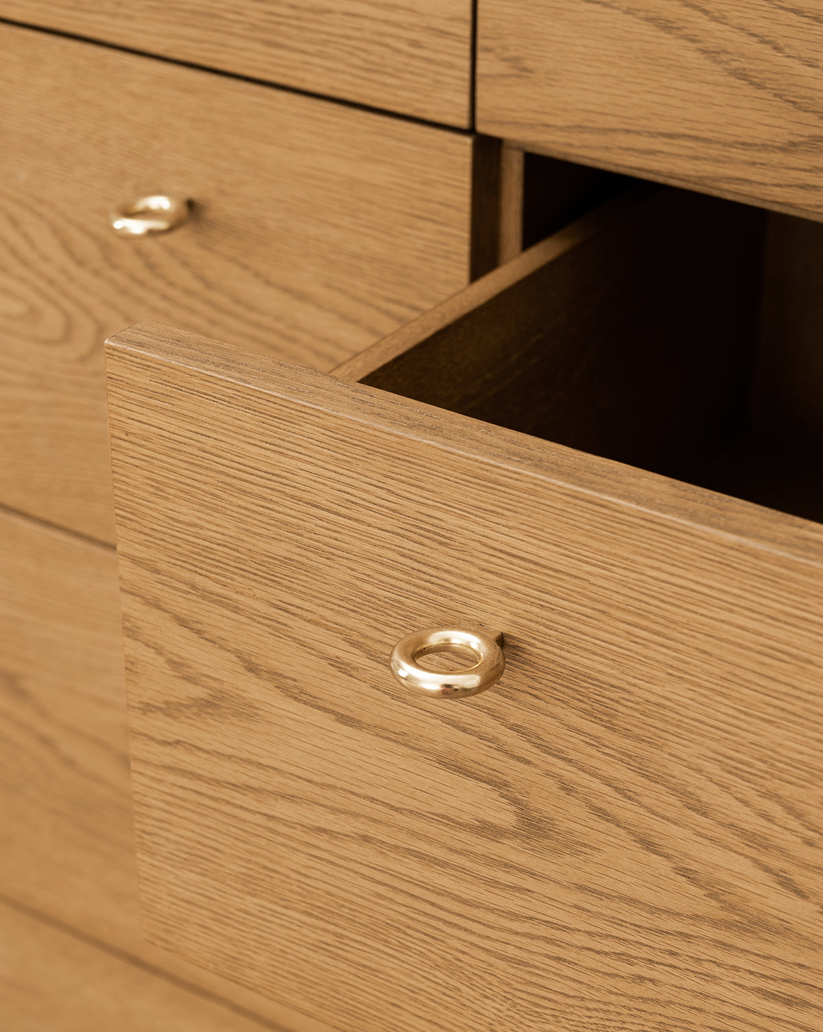 Classic Solid Oak Dresser with Tapered Legs & Soft-Close Drawers for Bedroom