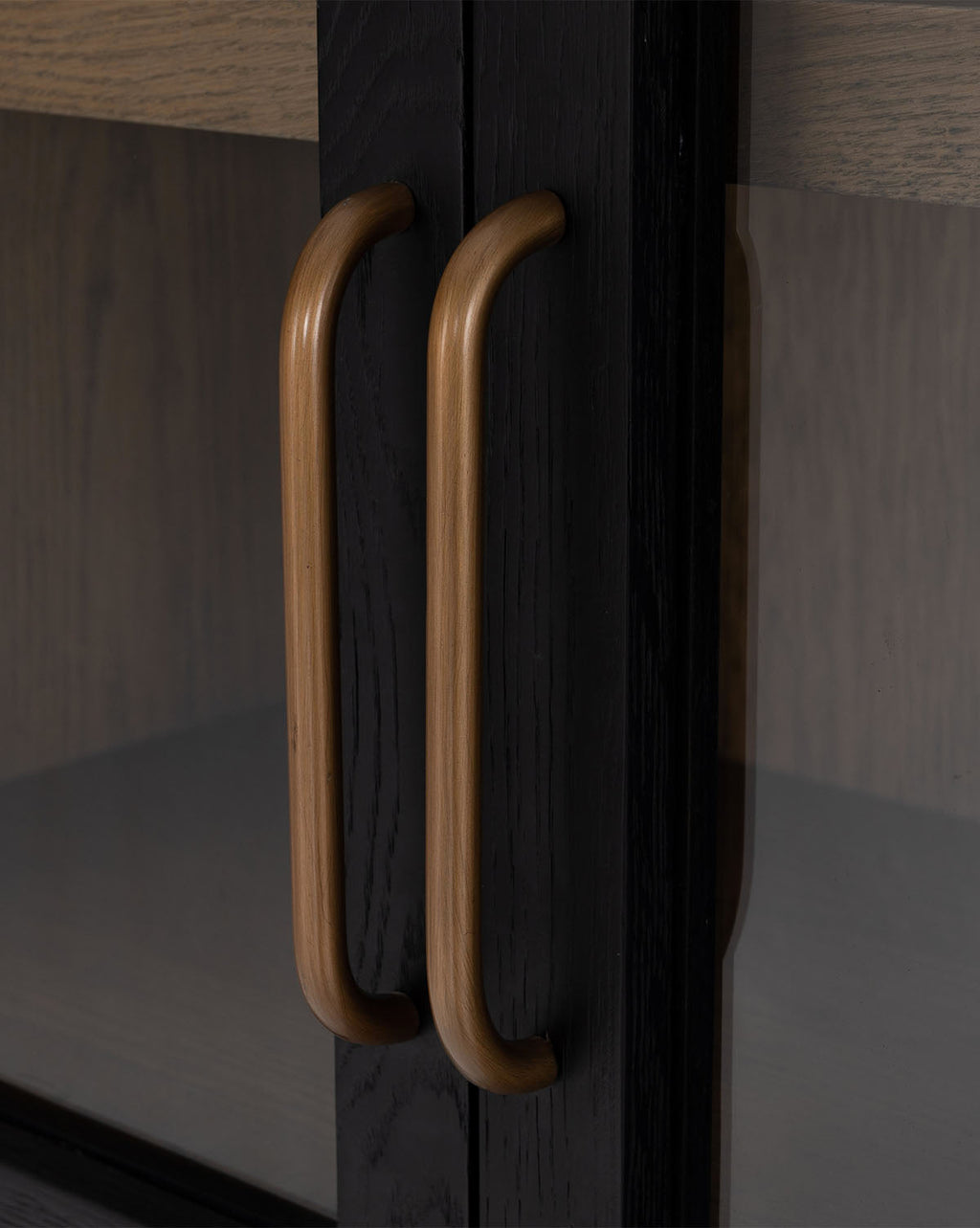 Contemporary Solid Oak Cabinet with Curved Shape & Clear Glass Front for Living Room