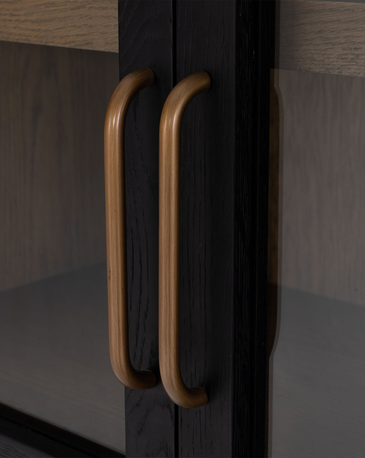 Contemporary Solid Oak Cabinet with Curved Shape & Clear Glass Front for Living Room