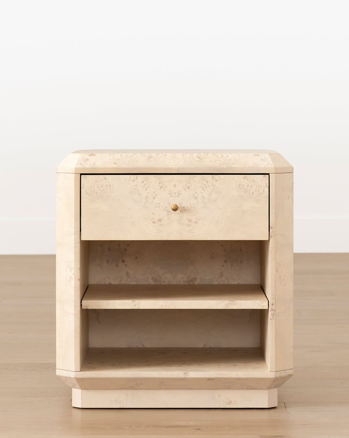 Table de chevet artisanale en loupe avec tiroir unique et étagère ouverte pour chambre à coucher