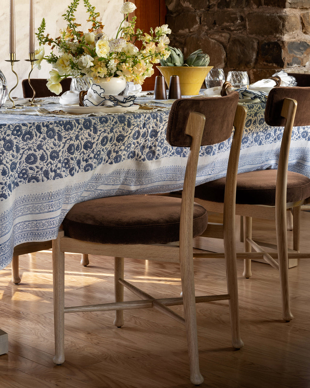 Scandinavian White Oak Dining Chair with Curved Ball Foot & Round Seat for Dining Room