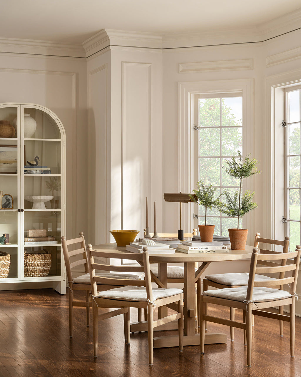 Minimalist Kiln-Dried White Oak Round Dining Table with Mortise & Tenon Joinery for Dining Room