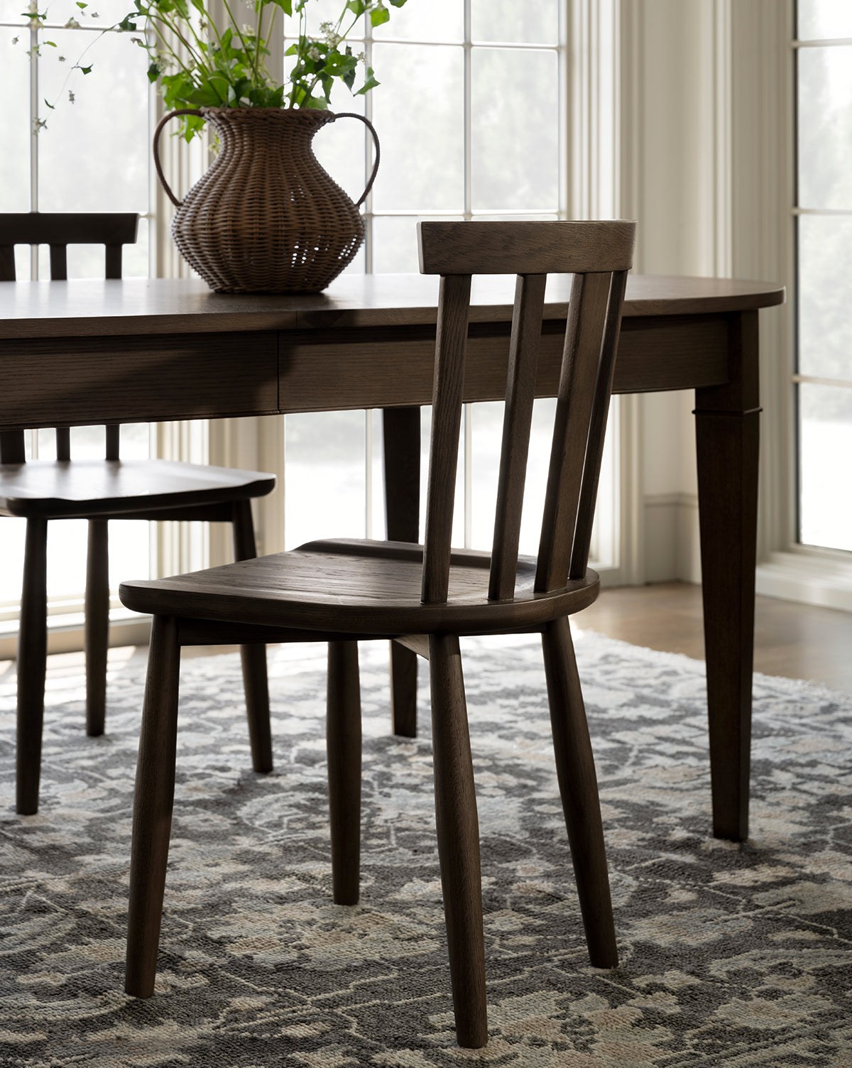 Classic Solid Wood Dining Chair with Curved Backrest & Tapered Legs for Dining Room